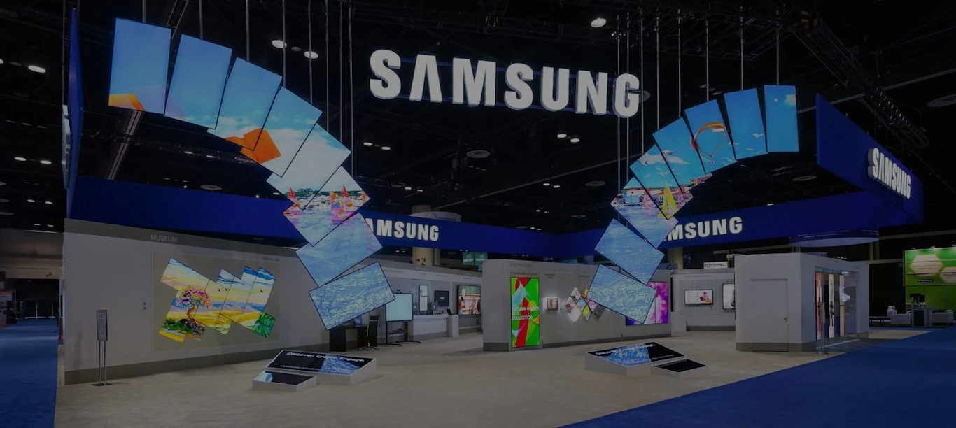 Samsung exhibition booth showcasing curved digital displays and large LED screens at a global tech trade show, highlighting Samsung’s display technology innovation and immersive visual solutions.