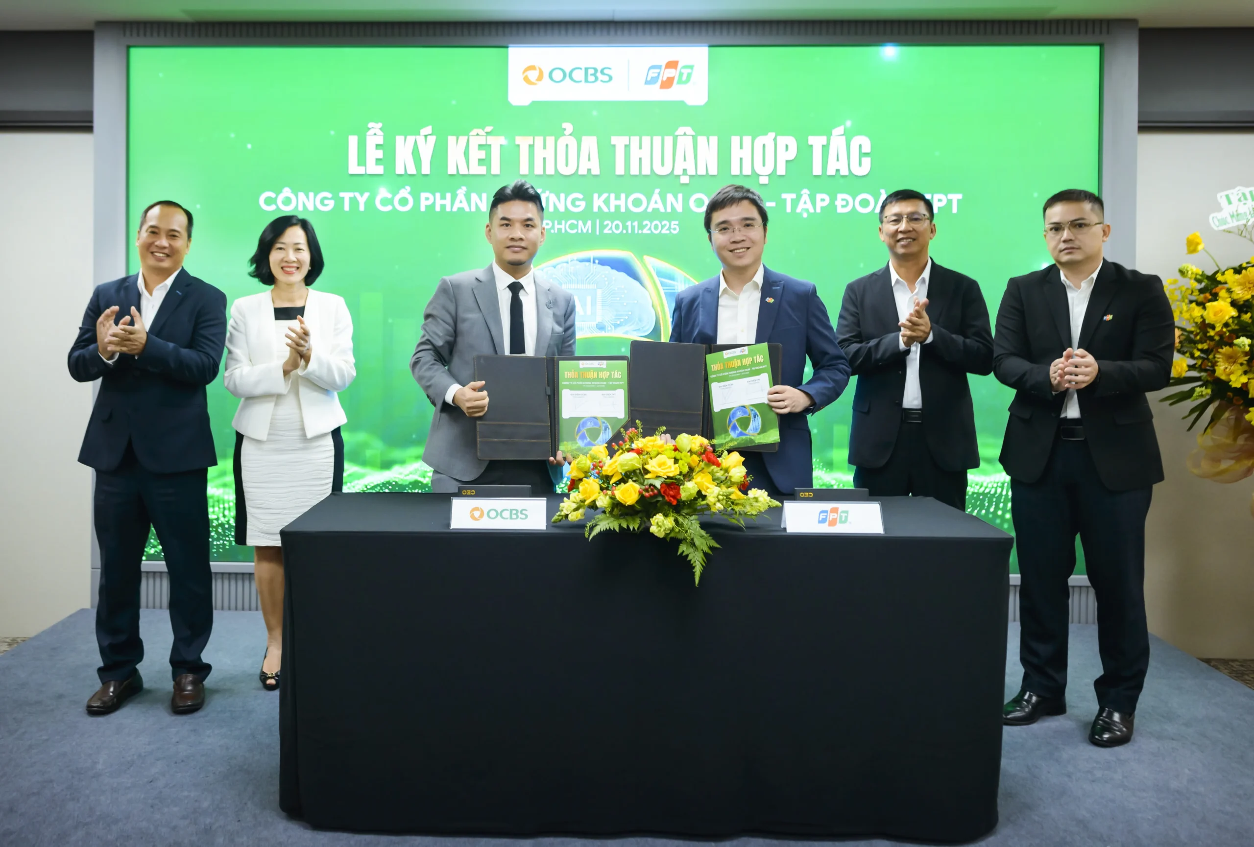 OCBS and FPT executives sign strategic partnership agreement at official ceremony in Ho Chi Minh City, celebrating corporate collaboration.
