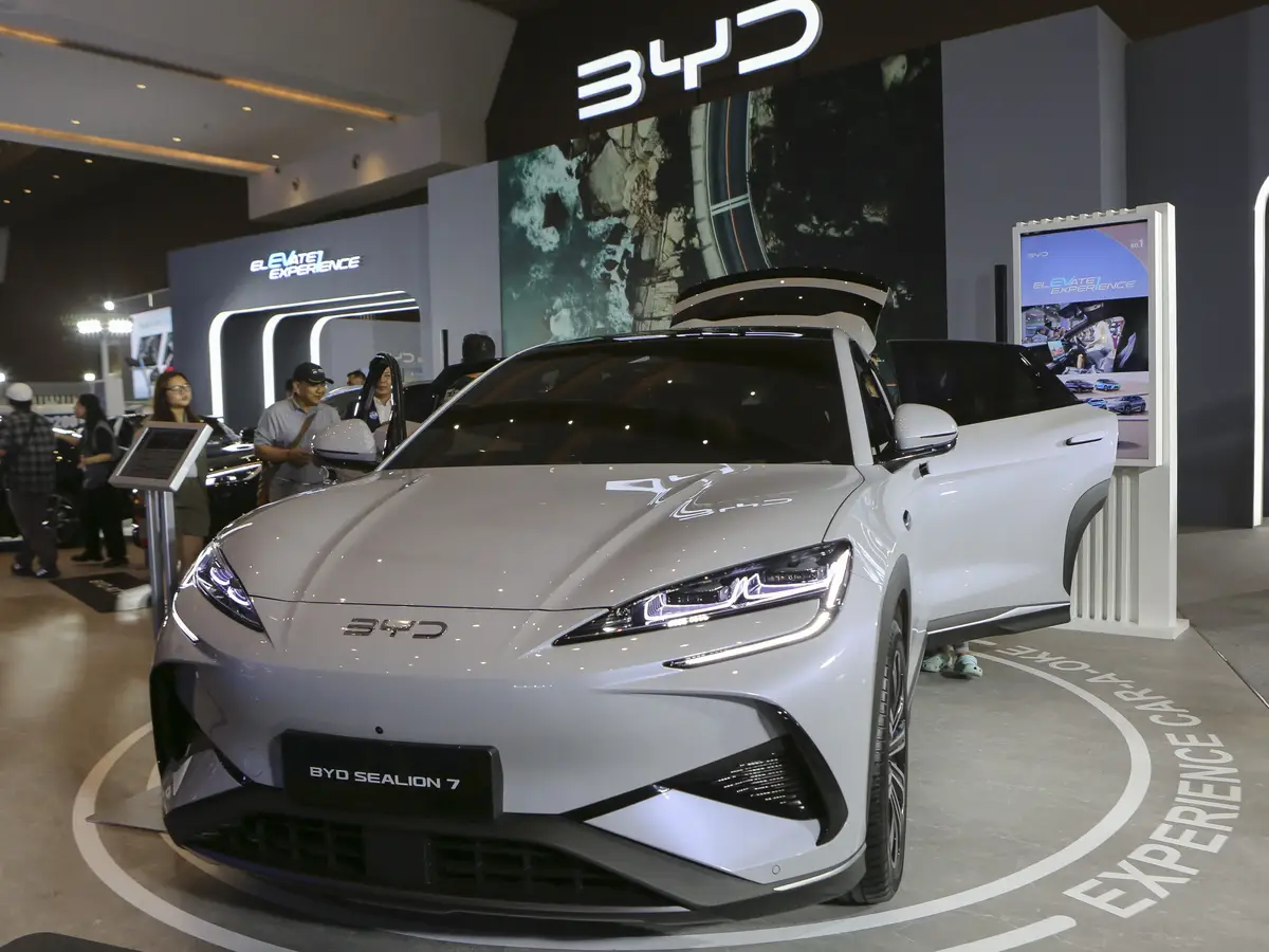 BYD electric vehicle display at auto show featuring Sealion 7 model, highlighting EV innovation, sustainable mobility, and China’s growing automotive technology leadership.